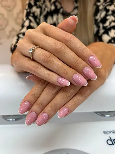 Salon Piękności WERSAL - Paznokcie, brwi, rzęsy, makijaż, szkolenia - USŁUGI PREMIUM